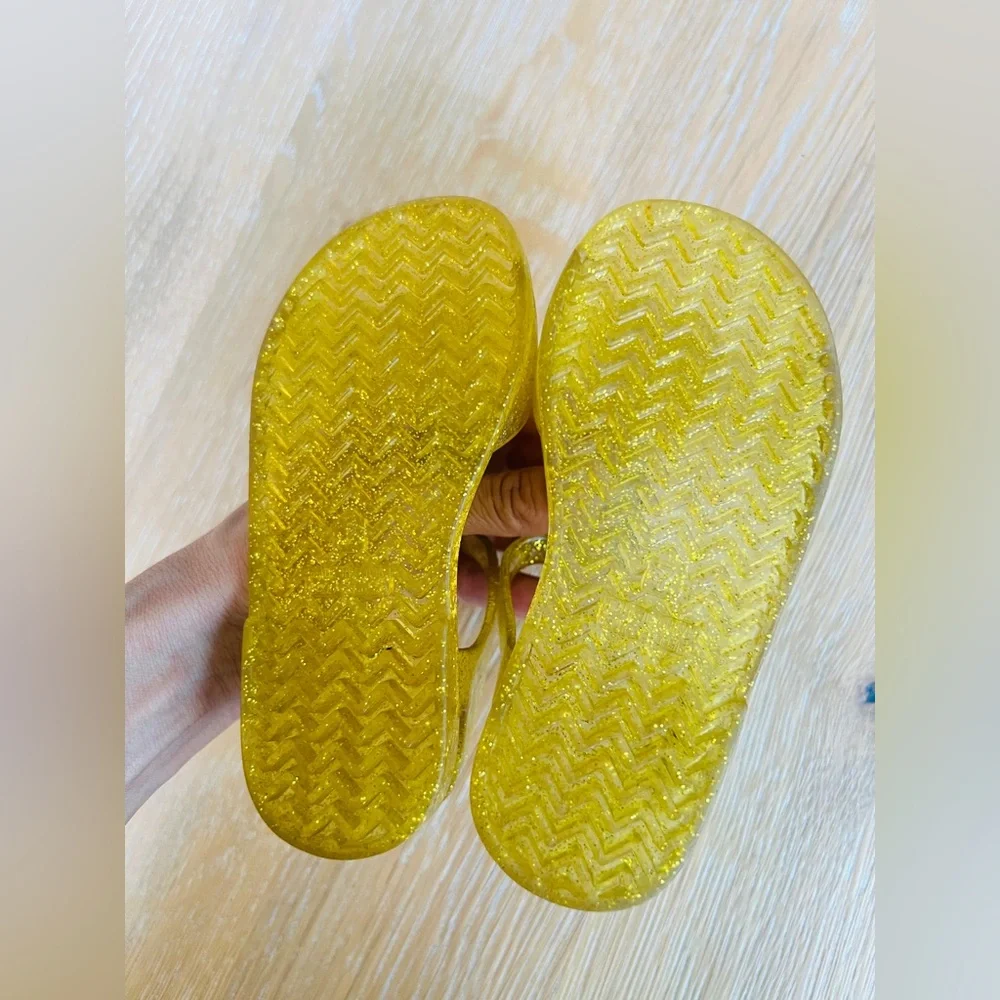 🌴🍍OLD NAVY GLITTERY YELLOW PINEAPPLE SANDALS🍍🌴